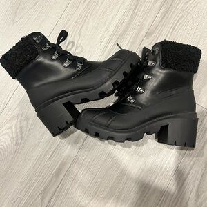 New UNIVERSAL Thread Duck Boots Women's Cheyenne Heeled Black Faux Fur Trim 6